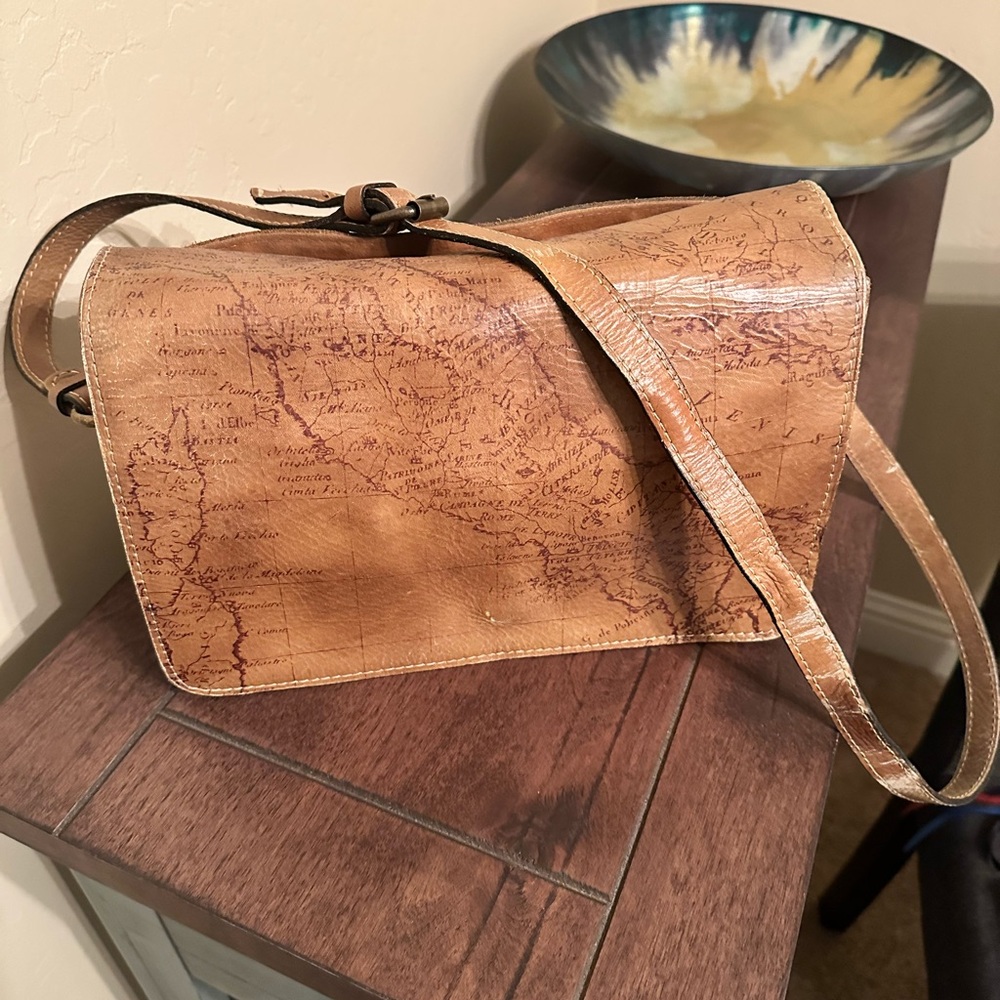 Vintage Map Print Tan Leather Bag
Good condition, wear on leather strap